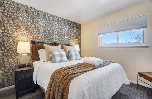 Central Colorado Springs House | Panoramic Point - Downtown King Full Kitchen