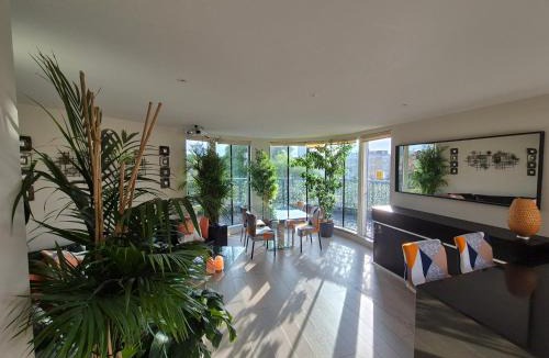 Clapton Apartment | Panoramic Pondview Penthouse