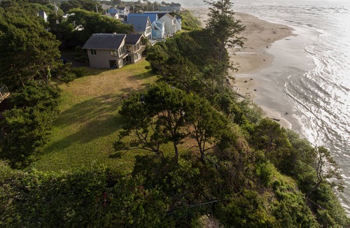 Waldport House | Panoramic Promontory: Bay View Beach House