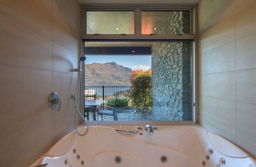 Queenstown City Centre Villa | Panoramic Queenscliff | Great location | Spa with a view
