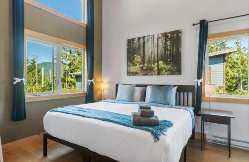 Ucluelet House | Panoramic Rainforest & Ocean Views, Fire Pit & EV Plug in Ucluelet