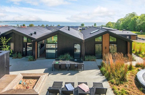 Sjølund House | Panoramic Retreat with Pool