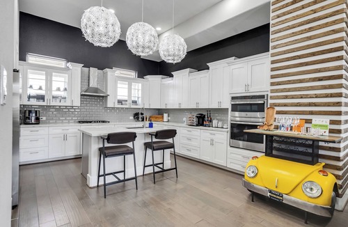 South Central Houston House | Panoramic Rooftop Skyline Views + GARAGE! 5 Minutes to Downtown! Major international sporting event!