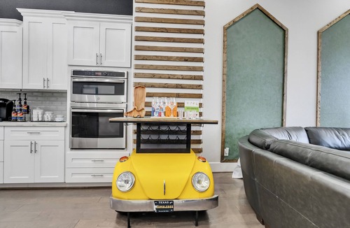 South Central Houston House | Panoramic Rooftop Skyline Views + GARAGE! 5 Minutes to Downtown! Major international sporting event!