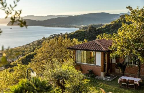 San Giorgio Ski Chalet | Panoramic Sea view Cosy sicilian house with garden