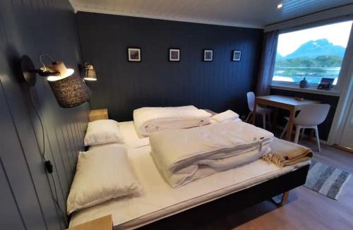 Ramberg Apartment | Panoramic seaview cabin for two persons by the sea