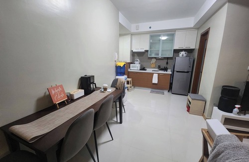 Pasig Condo | Panoramic Skyline Views Cozy Vibes Near It All