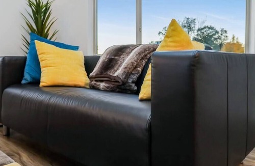 Fairfax Apartment | Panoramic street views, Central Fairfax-Free parking