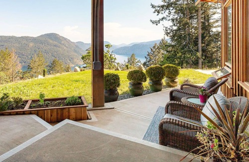 Malahat Apartment | Panoramic Suite – Breathtaking Fjord View, Summit House.