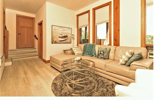 Malahat Apartment | Panoramic Suite – Breathtaking Fjord View, Summit House.