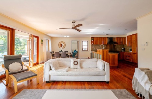 Kew House | Panoramic Tree view Melbourne city with Mini Golf