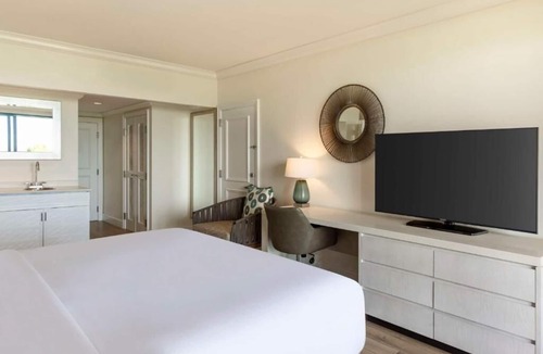 Garrison Historic Area Hotel | Panoramic View Corner Suite 1 King Bed