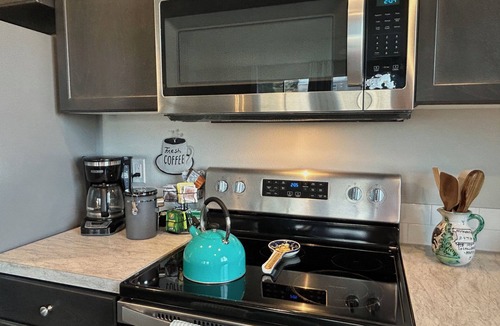 The Dalles House | Panoramic ViewPad: river, deck with fire pit, game room, 5mins to town! Pets ok!