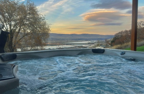 The Dalles House | Panoramic ViewPad: river, deck with fire pit, game room, 5mins to town! Pets ok!