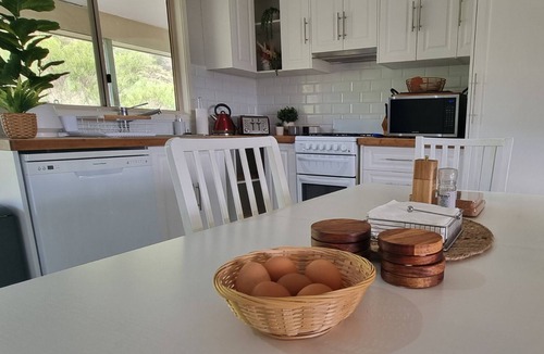 Wilsons Pocket House | Panoramic Views, Peaceful, Fire pit, Wood BBQ, Feed the cute animals.