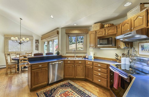 Idlewild Estates House | Panoramic Views | Huge Deck | Fireplace | A/C | STR2025-066