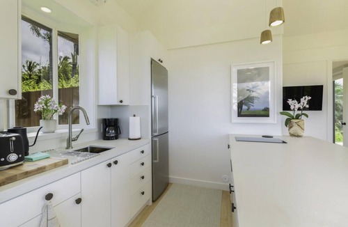 Kilauea House | Panoramic views, lush mountains and blue waters