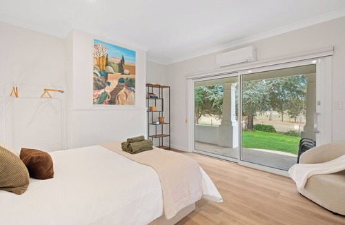 Kuitpo House | Panoramic views on the doorstep of McLaren Vale, Adelaide Hills and the beach.