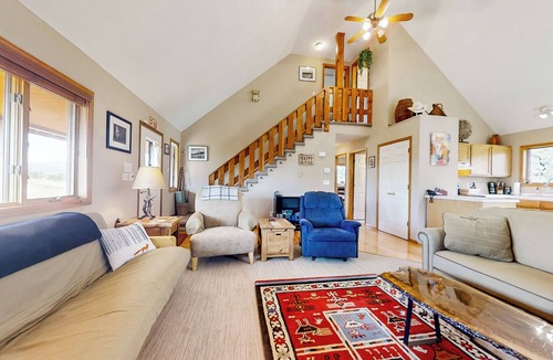 Glacier View Meadows House | Panoramic Views! 'The Cozy Fox Cabin' in Livermore