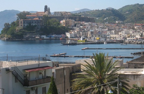 Lipari Historic Centre Villa | Panoramic villa, 100 meters from the sea and 400 from the port of Lipari, with 3 apartments.