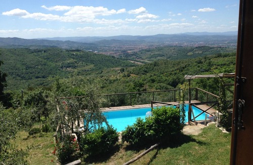 Arezzo Villa | Panoramic villa about 5 km from Arezzo, in a hilly position with views over the valley and the city.