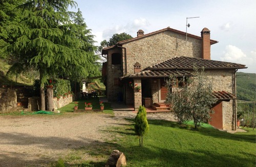 Arezzo Villa | Panoramic villa about 5 km from Arezzo, in a hilly position with views over the valley and the city.