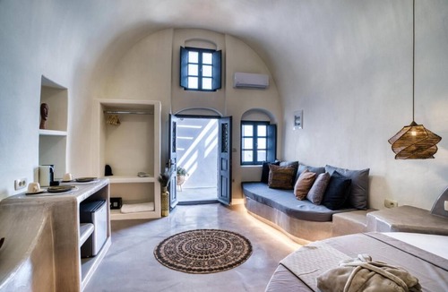 Akrotiri Villa | Panoramic Villa in Akrotiri with Stunning Views