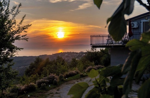 Prignano Cilento Villa | Panoramic villa surrounded by greenery, 4 rooms: private bathroom, air conditioning and TV.