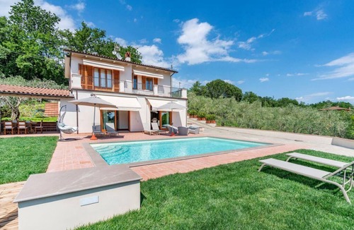 Montecarlo Villa | Panoramic villa with pool for private use