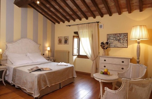 Porrena House | Panoramic villa with heated pool, party room and catering on demand