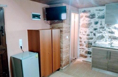 Omales House | Panos Stone Tower: One-Bedroom House