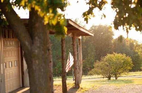 Olney House | Papa's Cabin - 40 acres & 5 acre lake!