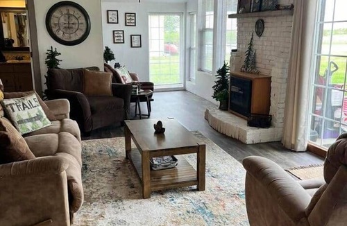 Olney House | Papa's Cabin - 40 acres & 5 acre lake!