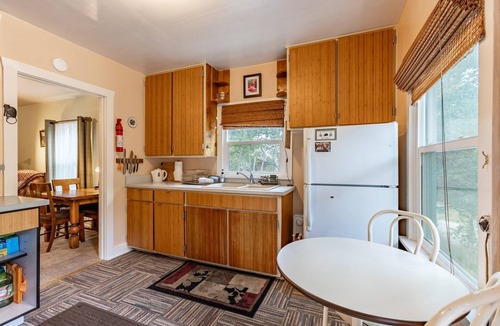 Garfield Cottage | Papa's Cottage- Dog Friendly- Close to Monarch