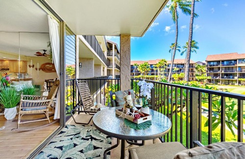 Historic Lahaina Front Street Apartment | Papakea B204