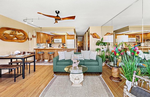 Historic Lahaina Front Street Apartment | Papakea B204