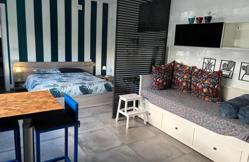 Rozzano Apartment | Papero rosso