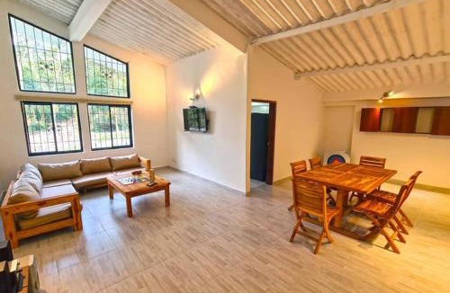 Acacias Ski Chalet | Paraíso en la montaña con cascadas y lago de pesca
