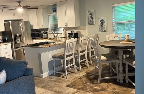 Marathon House | Paradise charming 2-bedroom house with AC, WiFi in delightful Marathon
