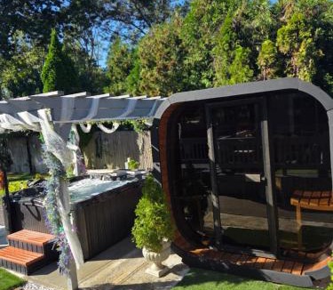 Mastic House | Paradise Citadel, Sauna, Htd pool hottub Golf Basketball