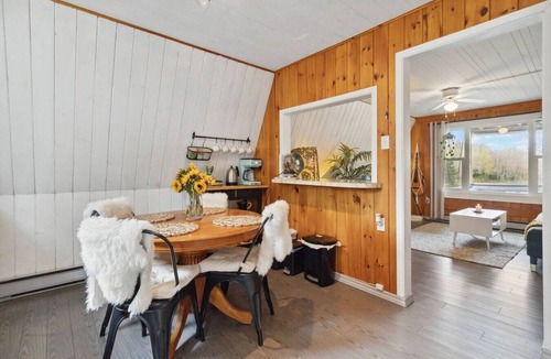 East Dalhousie Cottage | Paradise Cove - Lakefront with Projector & Hot Tub