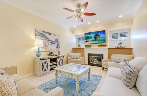 Central Naples Villa | Paradise Escape Luxury Pool w/Game Room King Bed