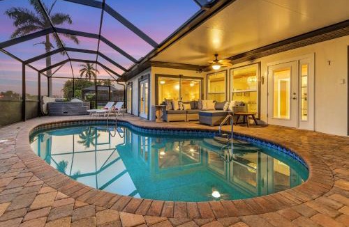 Caloosahatchee House | Paradise Found! Direct Gulf Access, Kayaks, Heated Pool, Hot Tub - Sky Palms Villa - Roelens