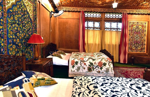 Sudarbal Boat Rental | 'Paradise Found' - Get away from it all Houseboat
