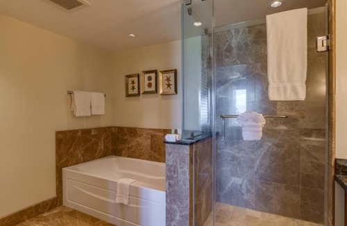 Honokowai Hotel | Paradise Found! Short Drive to Kapalua Airport! Onsite Parking and Swimming Pool