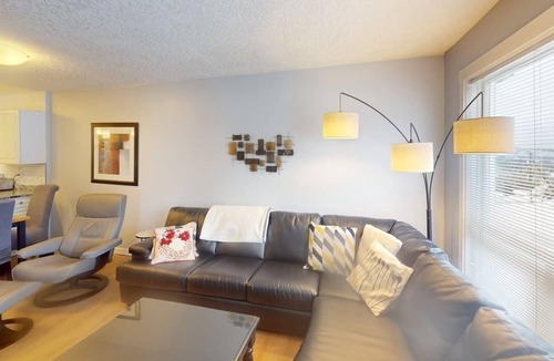 Courtenay Condo | Paradise Glades - Mount Washington