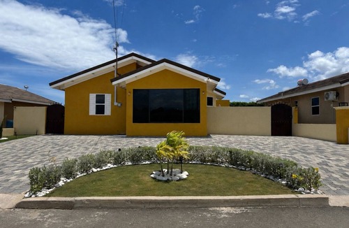 Old Harbour House | Paradise Harbour Tropical Luxury Retreat: Gated Luxury with Full AC & Hot Water