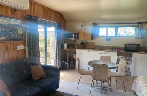 Aongatete Cottage | Paradise in the country. Handy to many Towns.