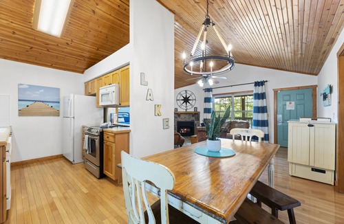 Reeds Spring House | Paradise Lodge 2 Bedroom Home by RedAwning