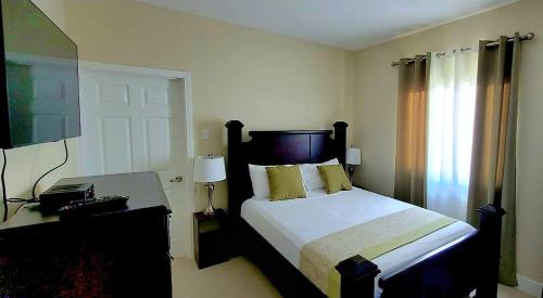 Lucea House | Paradise Oasis - Solar Powered with Starlink WiFi and Pools